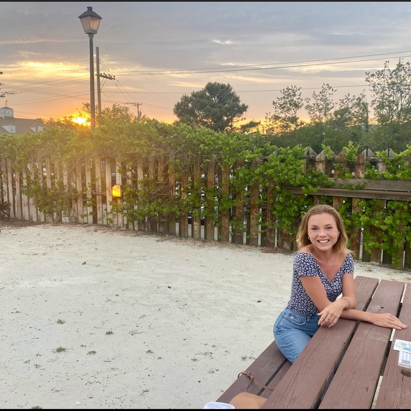 Profile Picture of Elizabeth Truffa (@elohels) on Poshmark