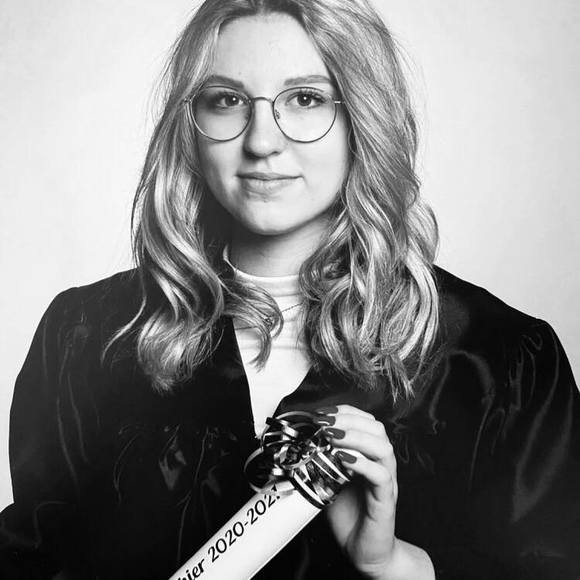 Profile Picture of Alyson Belleau (@alysonbelleau) on Poshmark