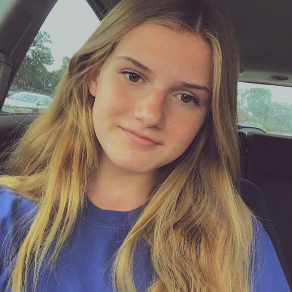 Profile Picture of Emily Frantzich (@emsfrantzich) on Poshmark