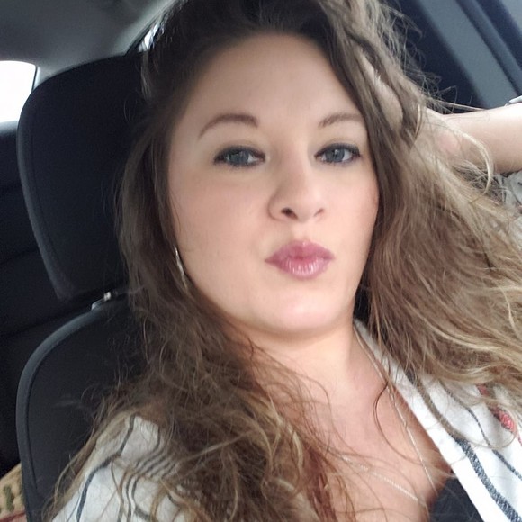 Profile Picture of Amanda Whitfield (@amandaw06181986) on Poshmark