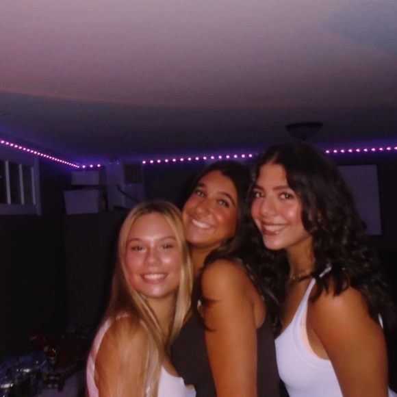 Profile Picture of Bella Difiore (@bdifiore06) on Poshmark