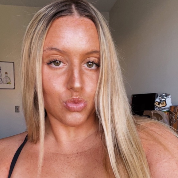 Profile Picture of Tatum Goozh (@tatum111111) on Poshmark