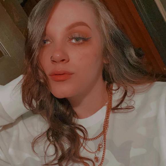 Profile Picture of Gabrielle Lowe (@gabrielle_lowe) on Poshmark