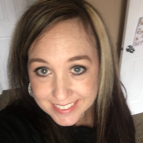 Profile Picture of Michelle Rentschler (@ellierose2002) on Poshmark