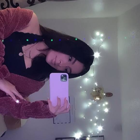 Profile Picture of Daniella Alvarez (@daniella2210) on Poshmark