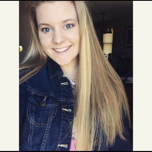 Profile Picture of Brooke Iobst (@brookeiobst) on Poshmark