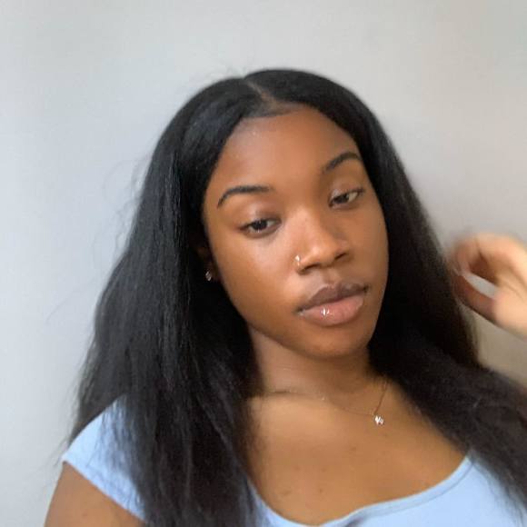 Profile Picture of Alexis James (@lexxij224) on Poshmark