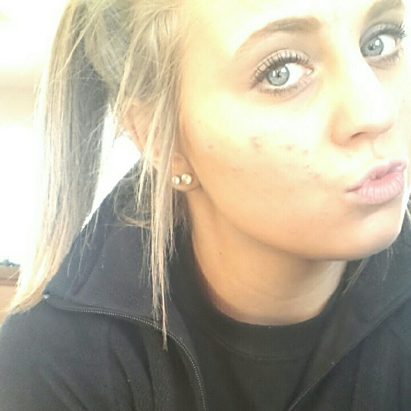 Veronica Colhour - Poshmark Profile Picture of Veronica Colhour (@vcolhour) on Poshmark