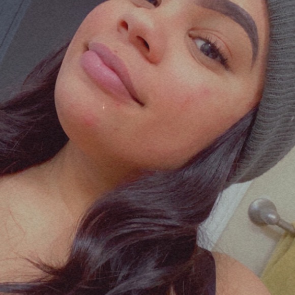 Profile Picture of Alexis Lung (@alexislung) on Poshmark