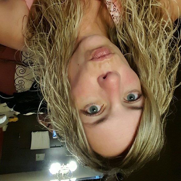 Victoria Ostwald - Poshmark Profile Picture of Victoria Ostwald (@vostwald) on Poshmark