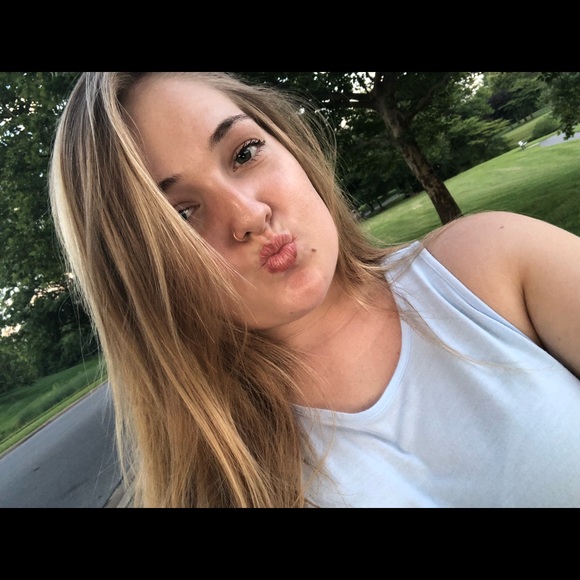 Profile Picture of Erin Hessong (@sassdiva96) on Poshmark