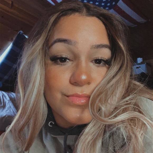 Profile Picture of Jillian Hooper (@hooper4401) on Poshmark