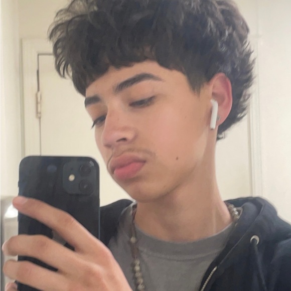 Profile Picture of Chris Valdez (@qotaa) on Poshmark