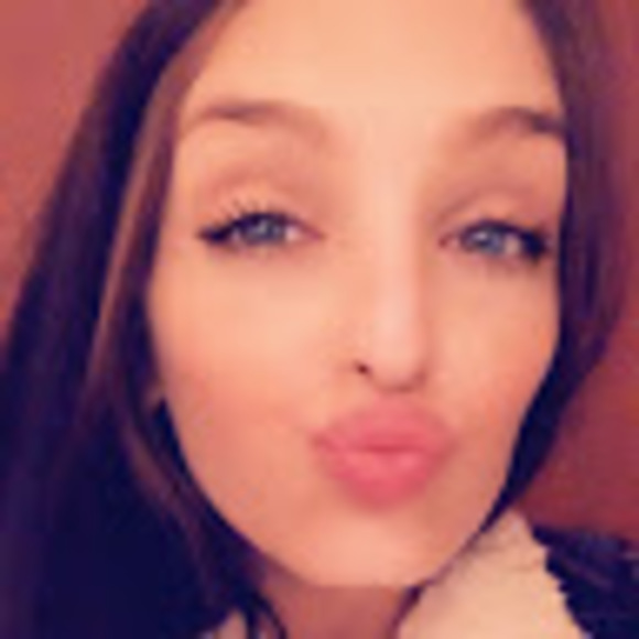 Profile Picture of Elissa Consentino (@e_consentino) on Poshmark