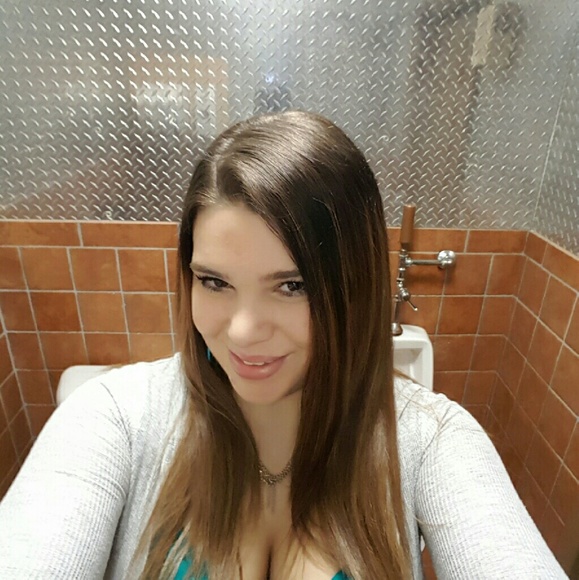 Profile Picture of Adera Rowse (@bambi2327) on Poshmark