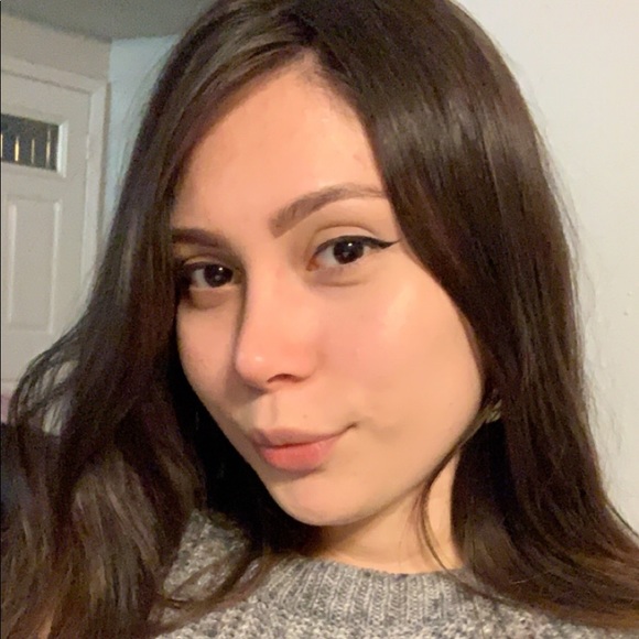 Profile Picture of Daniela Arce cabanillas (@dani_arce98) on Poshmark