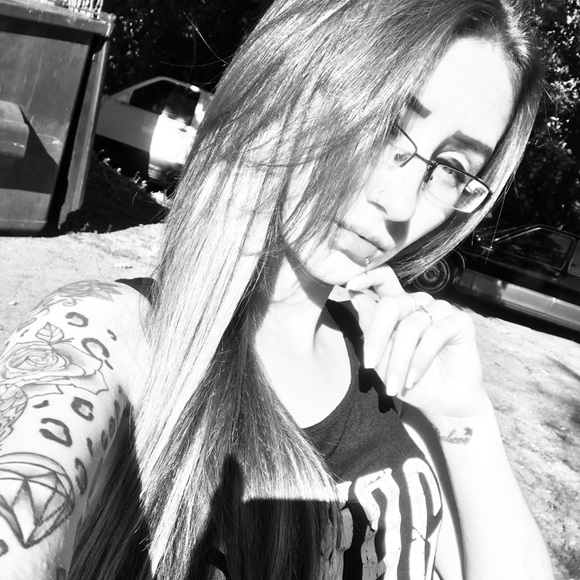 Profile Picture of Danielle Dolphin (@deesavage897) on Poshmark