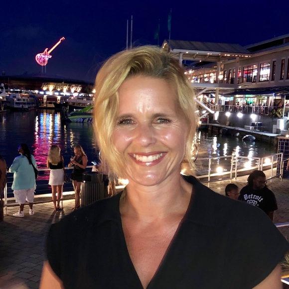 Profile Picture of Carol Baillargeon (@k_rolb) on Poshmark