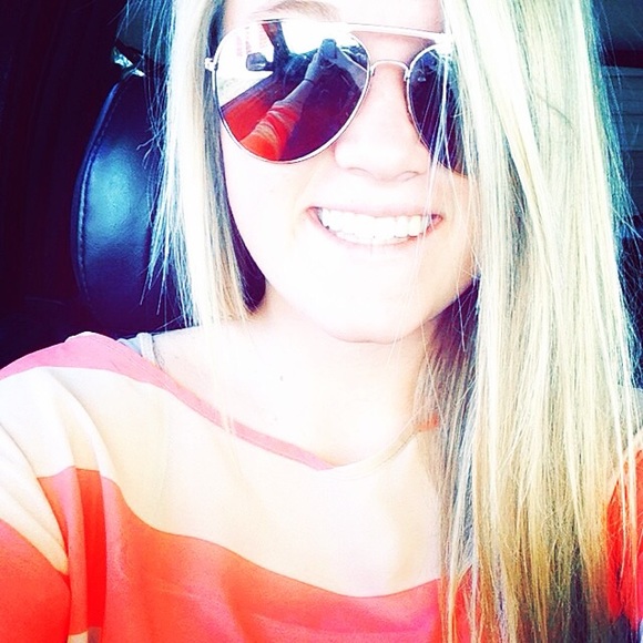 Profile Picture of Carly Hesson (@carlyhesson) on Poshmark