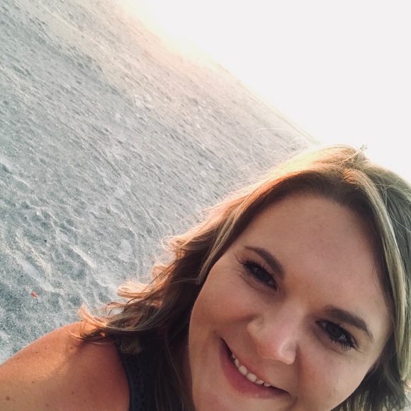 Profile Picture of Anna Baumgart (@abaumgart89) on Poshmark