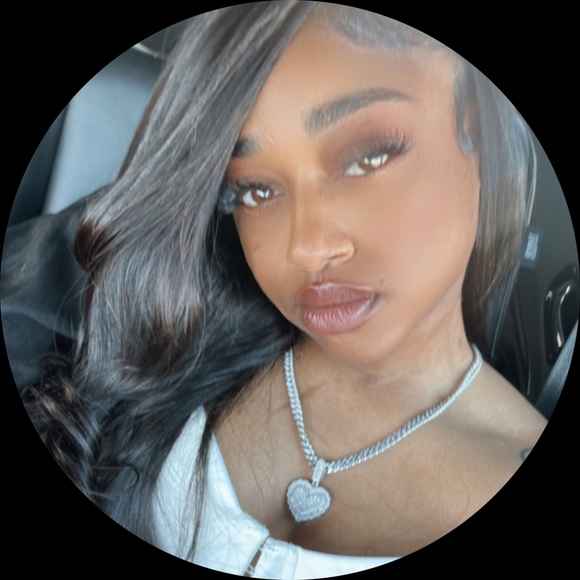 Profile Picture of Alexandria Scott (@lexecloset) on Poshmark