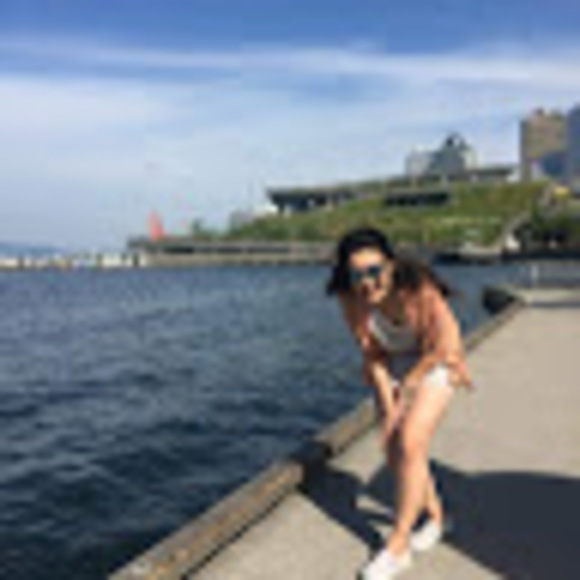 Profile Picture of Jessica Tsai (@jhtsai21) on Poshmark
