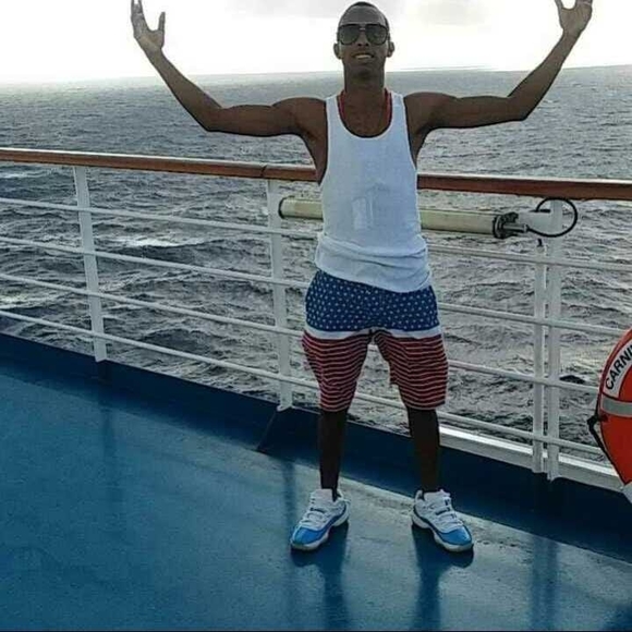 Profile Picture of Darius Warren (@jordanman19) on Poshmark