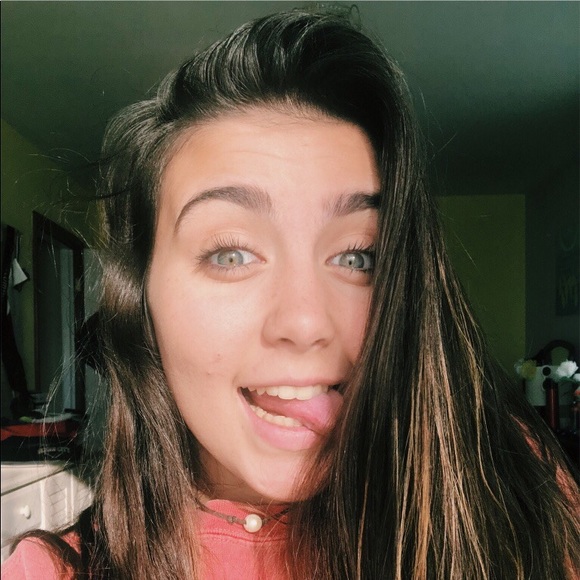 Profile Picture of Grace Renauro (@graciegraceeeee) on Poshmark