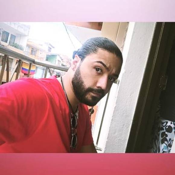 Profile Picture of Julian Zapata (@juliz5) on Poshmark