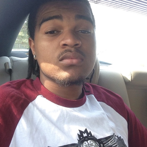 Profile Picture of Devonte Lewis (@nike_maniac) on Poshmark