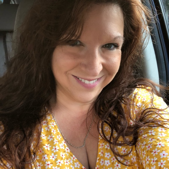 Profile Picture of Debra Fitzgerald (@debrafitz71) on Poshmark