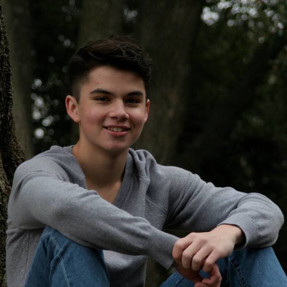 Profile Picture of Gabriel Murray (@gkmur) on Poshmark