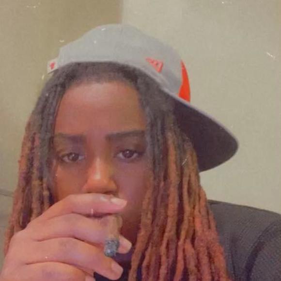 Profile Picture of Shardae Hogue (@shardae1212) on Poshmark