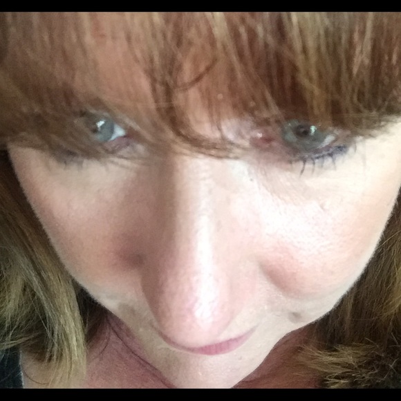 Profile Picture of Lorinda Beneteau (@redd1960) on Poshmark