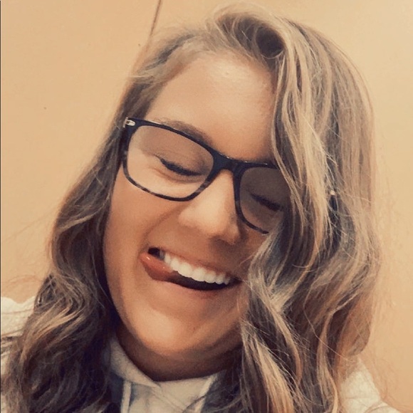 Profile Picture of Hayley Basart (@hayleybasart) on Poshmark