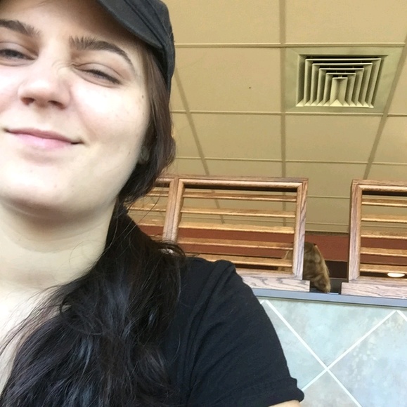 Profile Picture of Nicole Jender (@nicoleeeskiii) on Poshmark