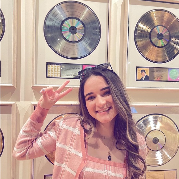 Profile Picture of Julia Vasquez (@juliavva13) on Poshmark