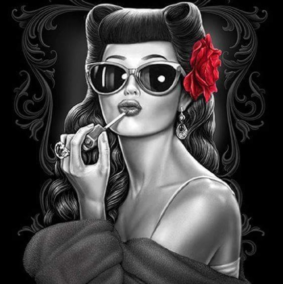 Profile Picture of Lisa Moffatt (@lisammoffatt) on Poshmark