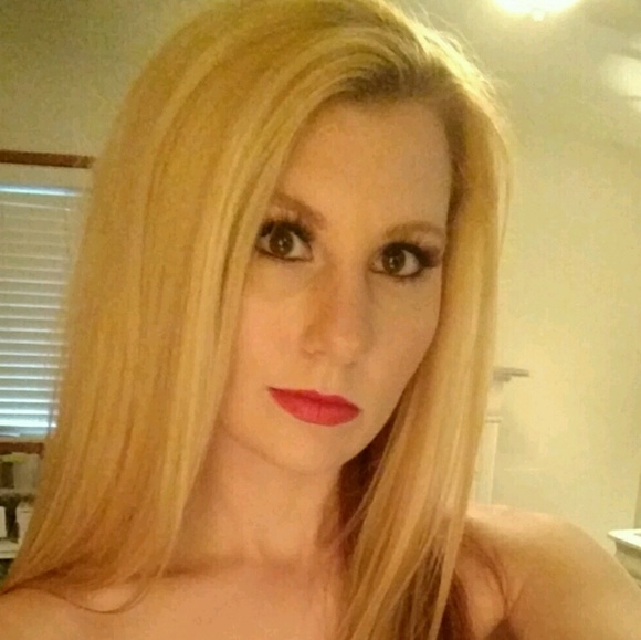 Profile Picture of Samantha Schubert (@sami_schu) on Poshmark