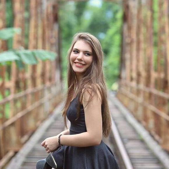 Profile Picture of Melissa Knaut (@meliknaut) on Poshmark