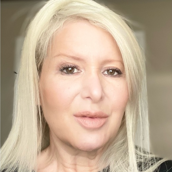 Profile Picture of Miriam Mcconnell (@cupcakes0203) on Poshmark
