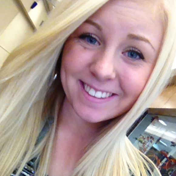 Profile Picture of Kylee Helgeson (@kyleehelgeson) on Poshmark