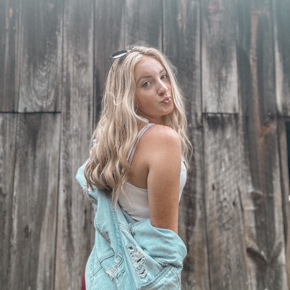 Profile Picture of Saylor Intoppa (@saylorintoppa) on Poshmark