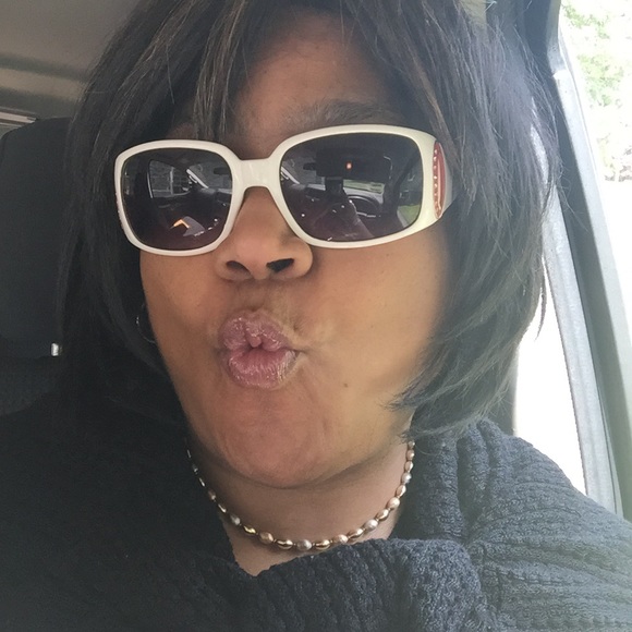 Profile Picture of Robin Trent (@akatrent) on Poshmark