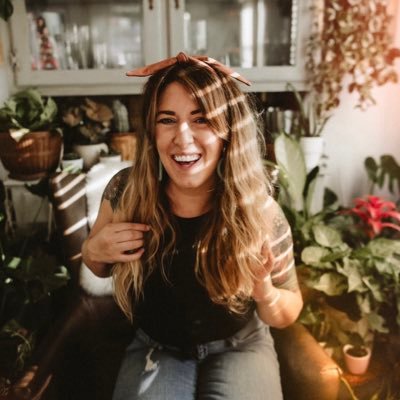 Profile Picture of Laurie Larson (@laurieashleyph) on Twitter