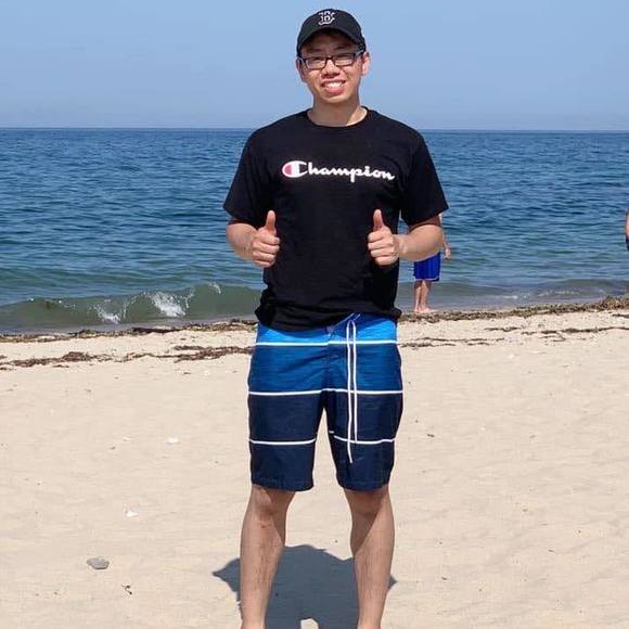 Profile Picture of Victor Li (@victor_li) on Poshmark