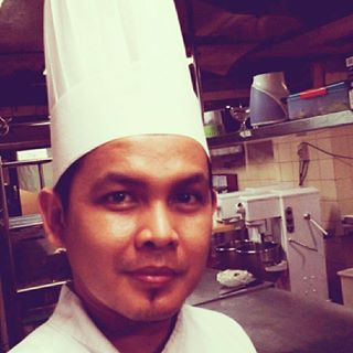 Profile Picture of Luke van Holic (@luke.holic) on Facebook