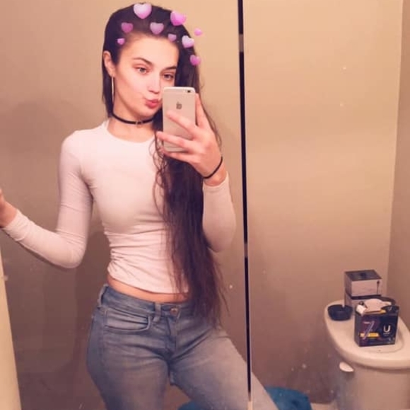 Profile Picture of Carlee Otten (@carlee_o) on Poshmark