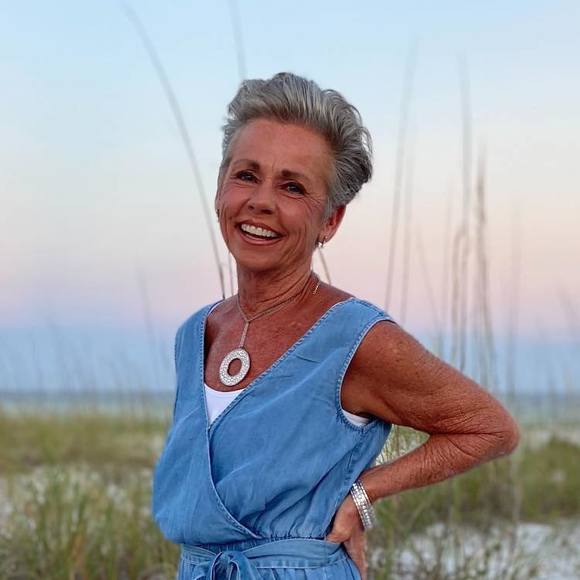Profile Picture of Sherry Walters (@sswcali) on Poshmark