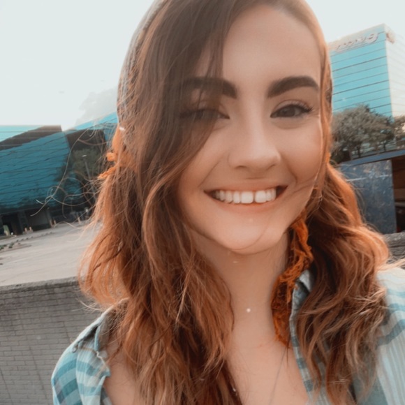 Profile Picture of Jill Hendra (@jill_hendra) on Poshmark